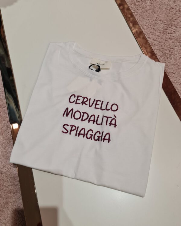 T-shirt VICOLO con scritta ricamata "CERVELLO MODALITA' SPIAGGIA"